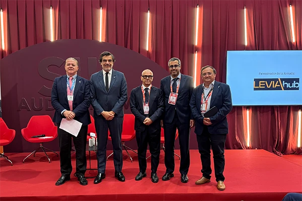 Equipo de Leviahub durante el SIL Barcelona 2026, donde participó en el debate sobre la digitalización aduanera y el futuro del comercio internacional.