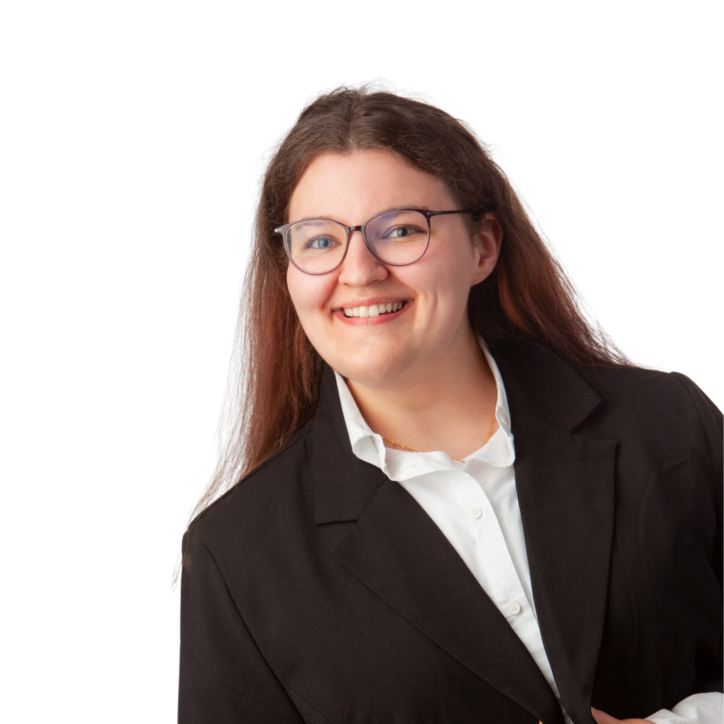 Porträt einer brünetten Frau, die ein weißes Hemd und einen schwarzen Blazer trägt. 