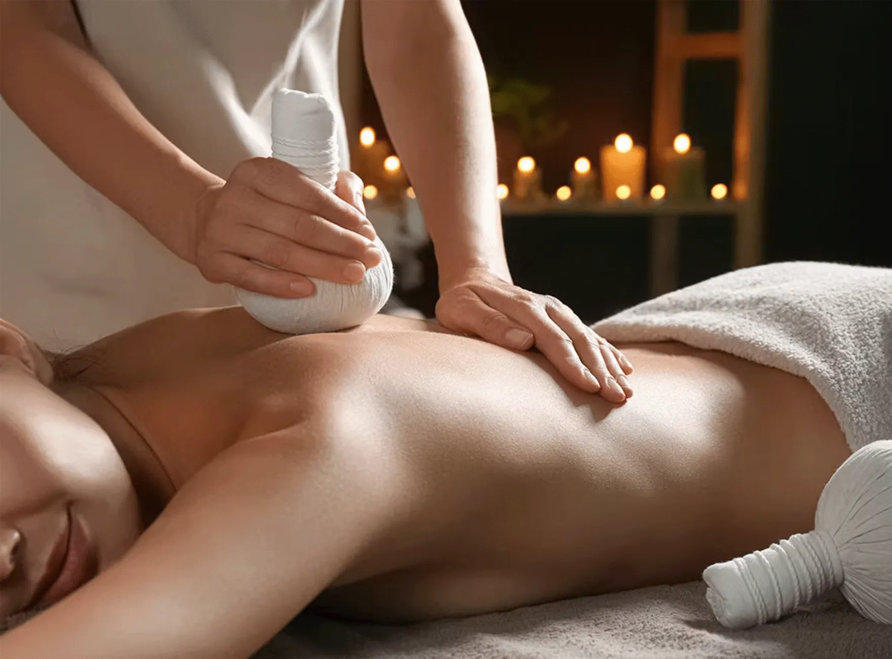 Rücken-, Nacken- und Schultermassage mit warmen Kräuterstempeln