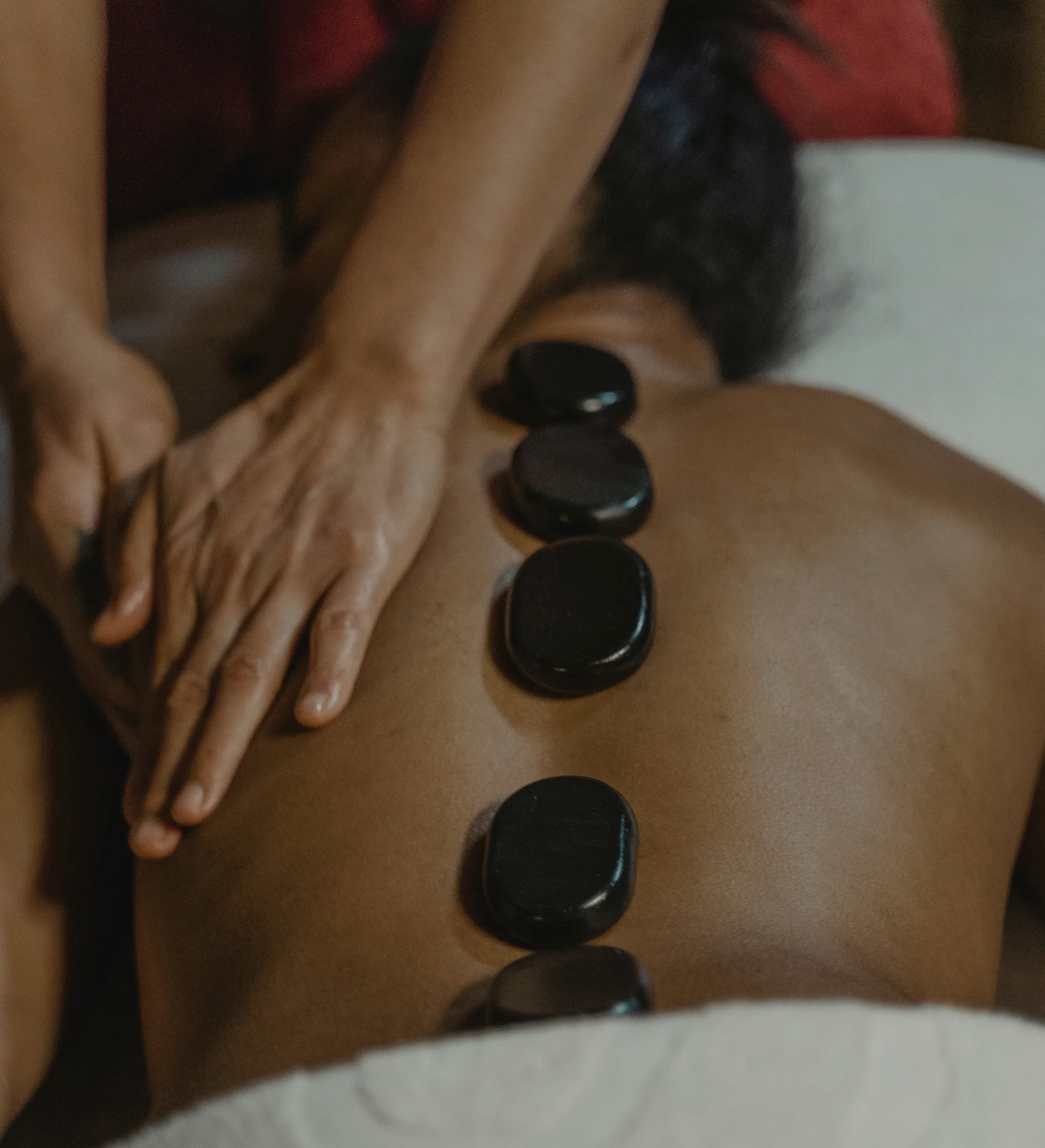 Hot-Stone-Ganzkörpermassage mit warmen Basaltsteinen