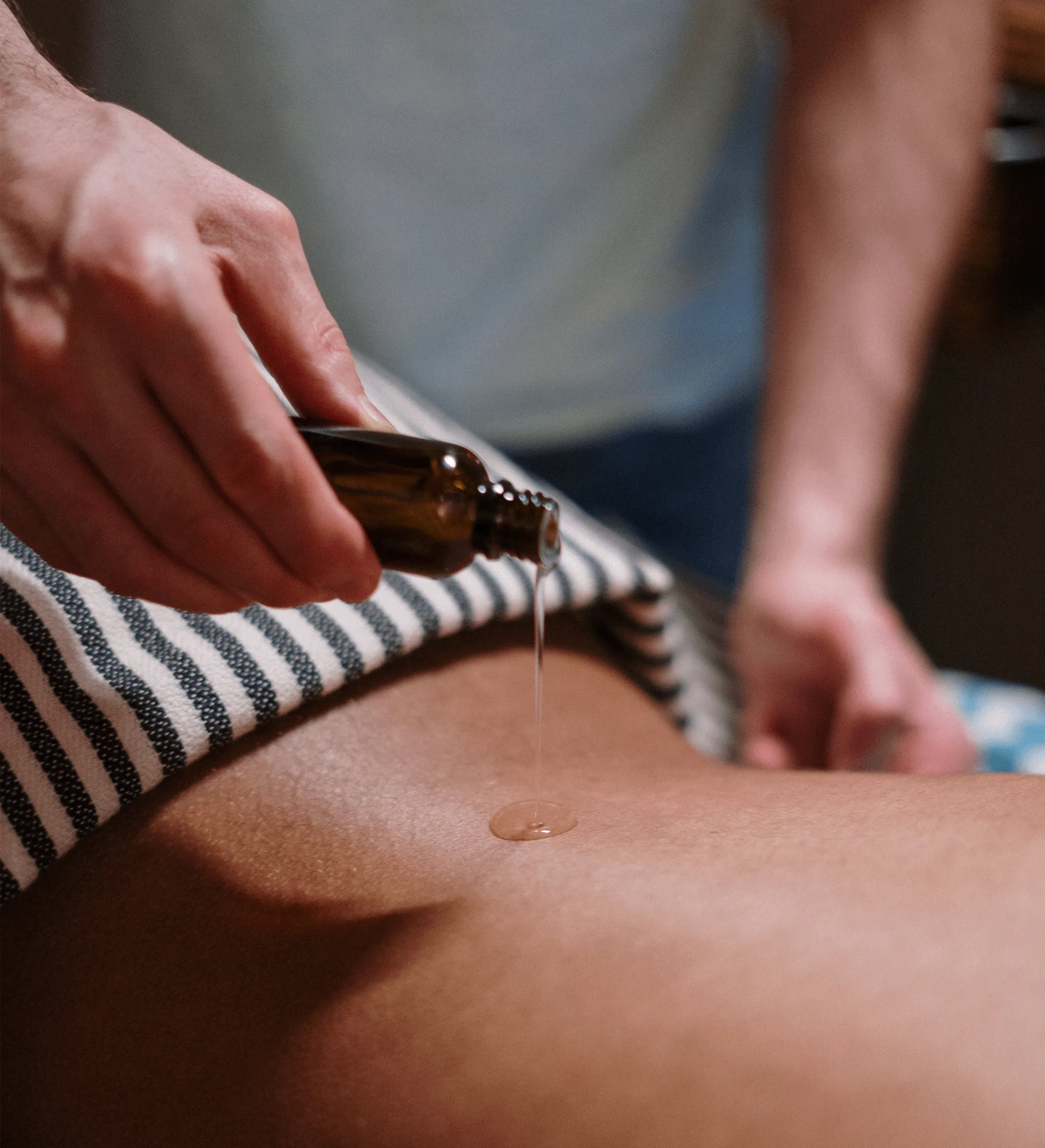 Thaimassage mit warmem Öl auf der Liege im Salon in Kelheim