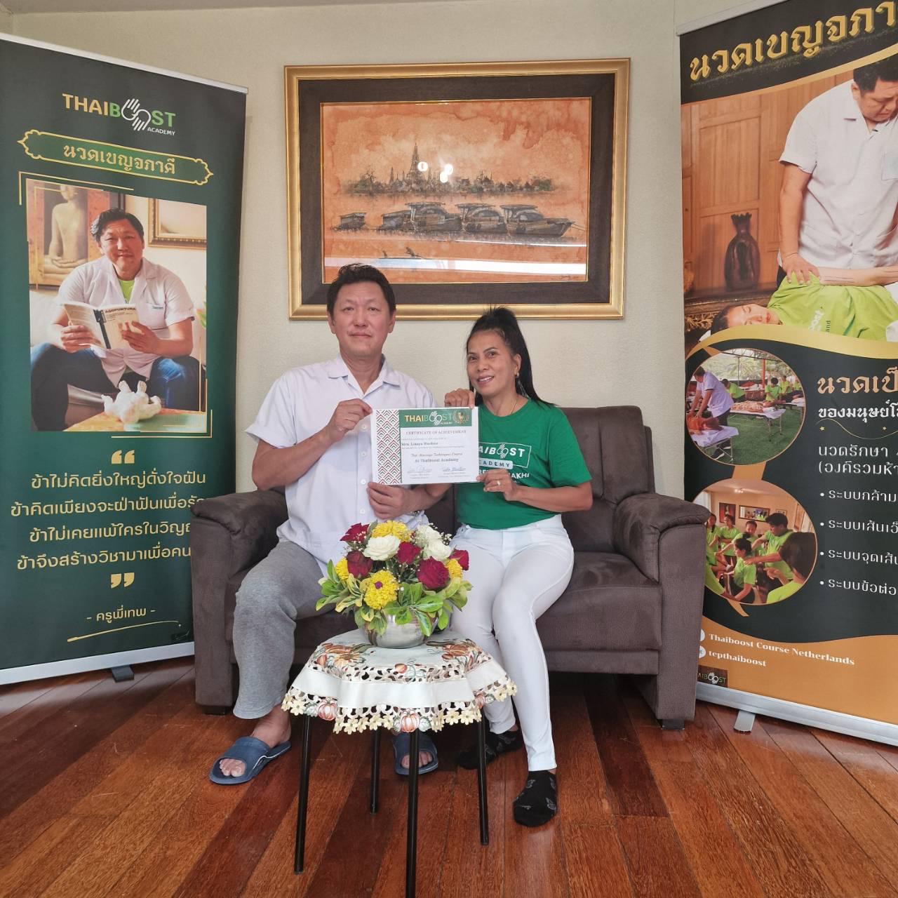 Lisaya Hühne erhält ihr Zertifikat an der Thaiboost Academy