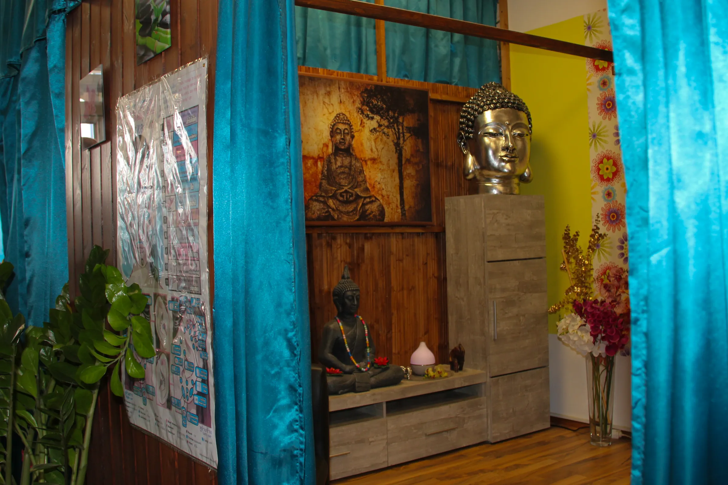 Goldener Buddha-Kopf und Buddha-Figur in einer Kabine des Thai-Massage-Salons Kelheim