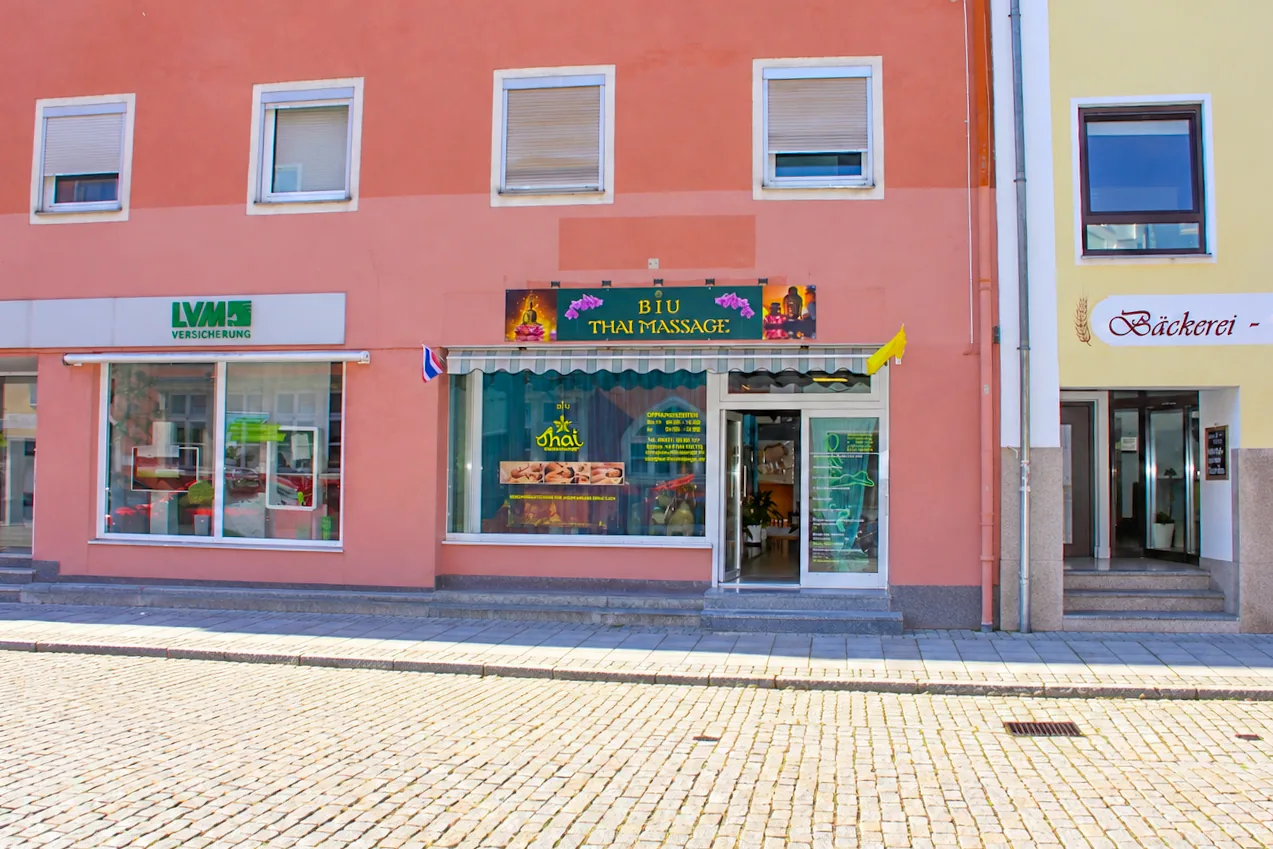 Fassade von BIU Thai Massage in der Altmühlstraße 13 in Kelheim mit Schaufenster und Firmenschild