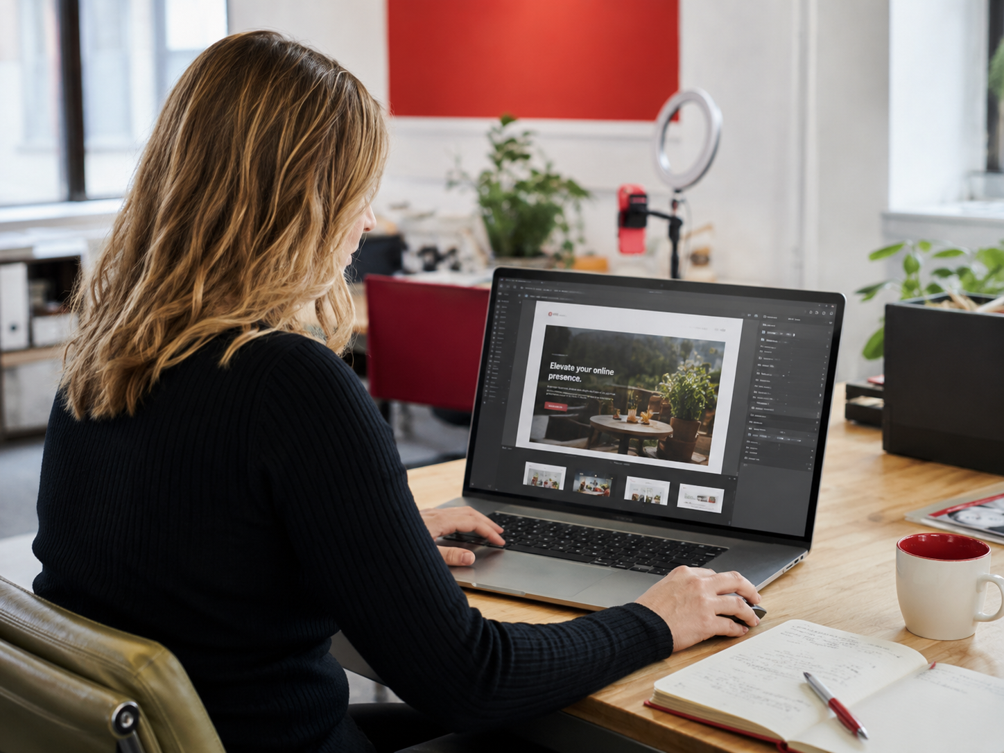 Professionnelle travaillant sur la création d’un site internet pendant une formation
