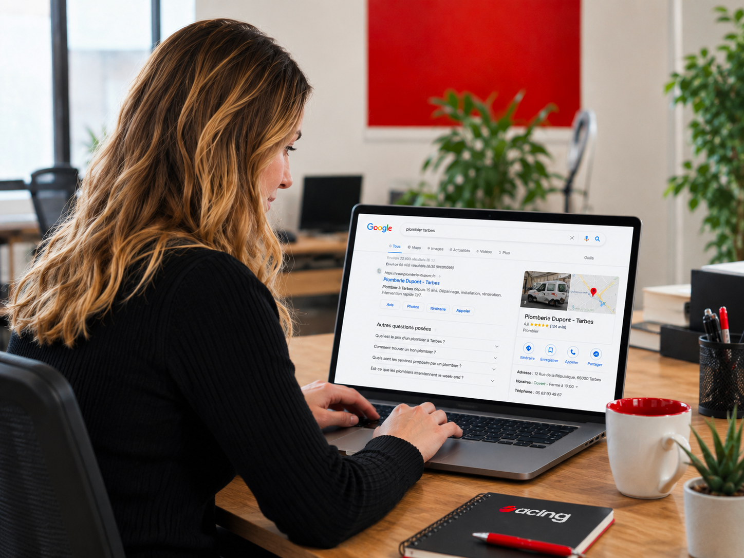 Professionnelle travaillant son référencement Google et sa visibilité locale