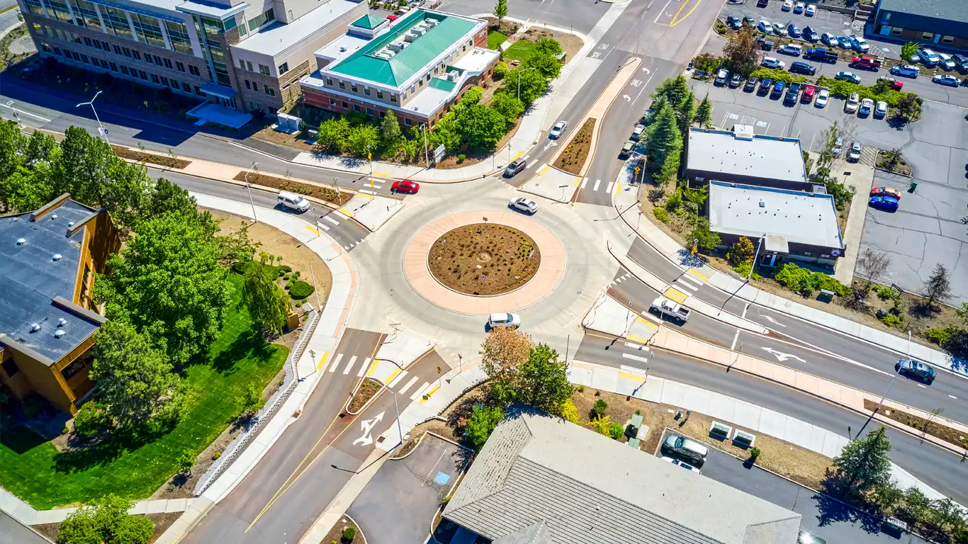 Sky Lakes Roundabout, Daggett Ave
