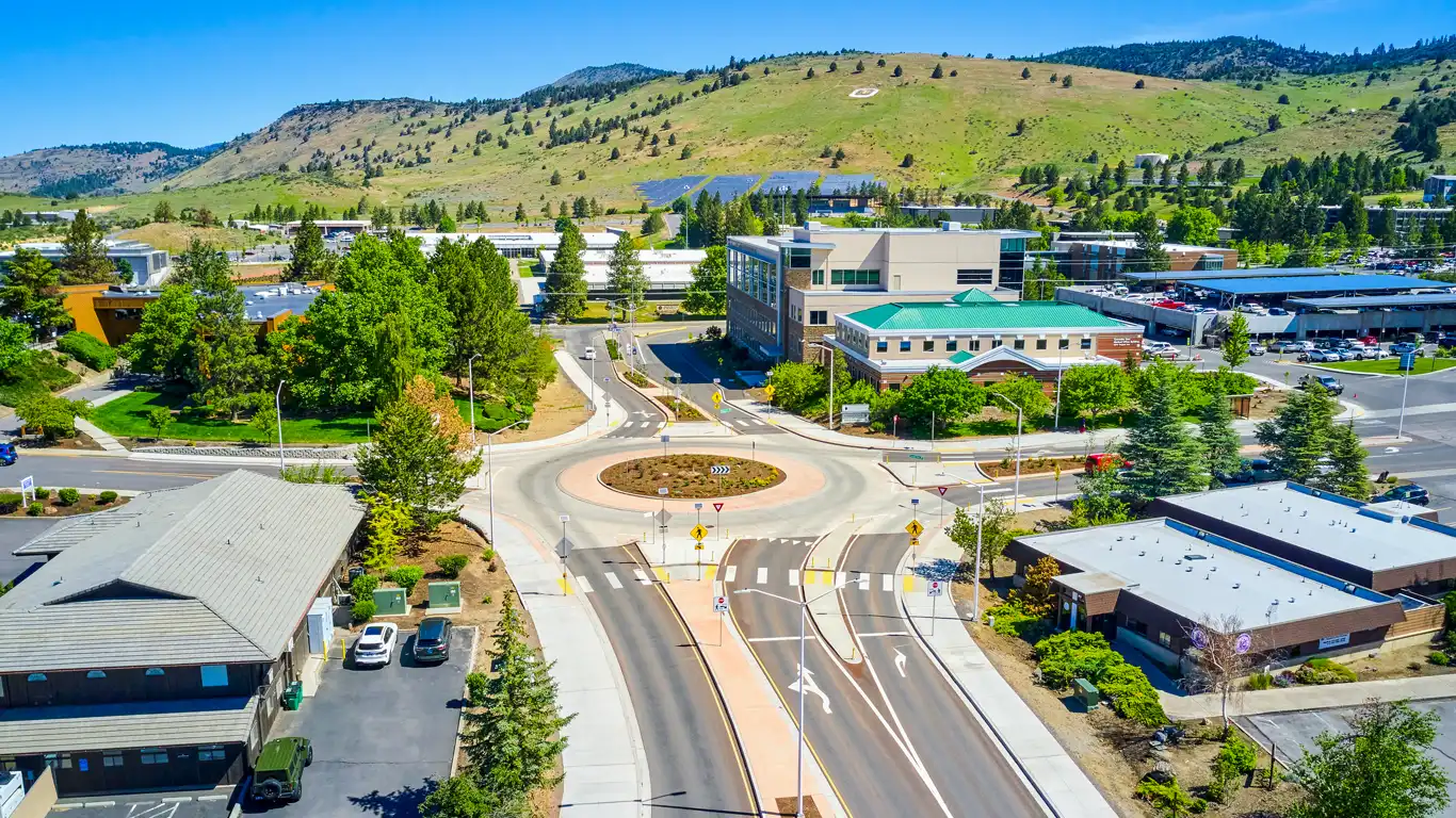 Sky Lakes Roundabout, Daggett Ave