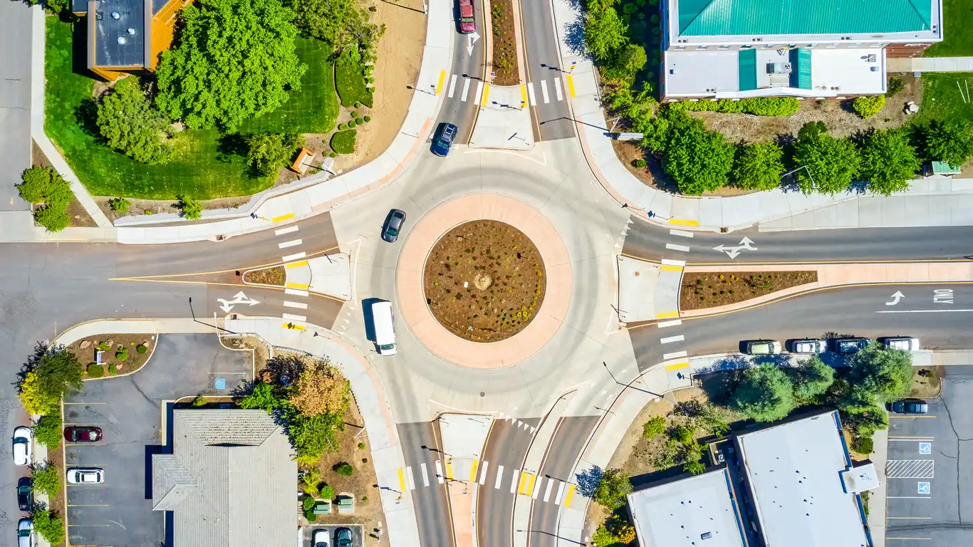 Sky Lakes Roundabout, Daggett Ave