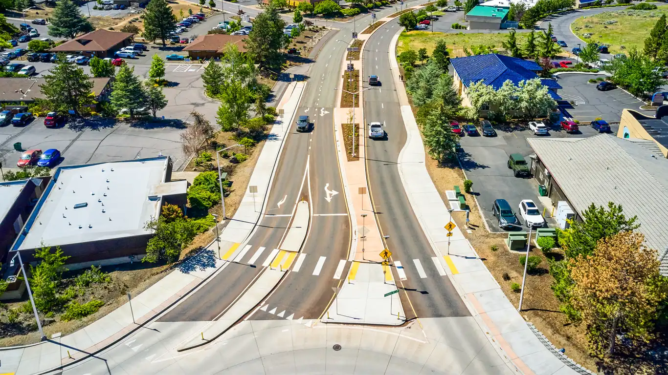 Sky Lakes Roundabout, Daggett Ave
