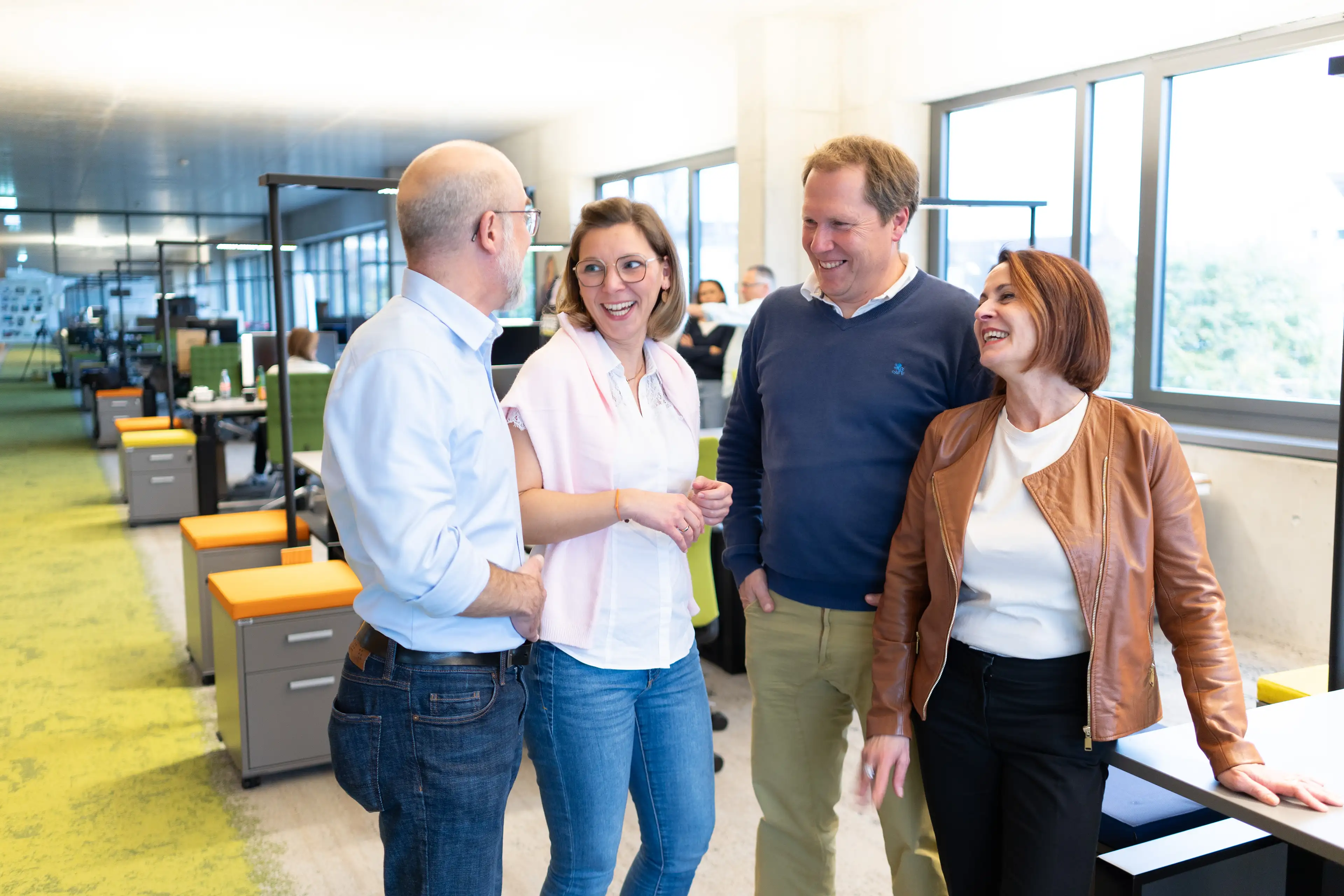 INNODREI Team steht zusammen