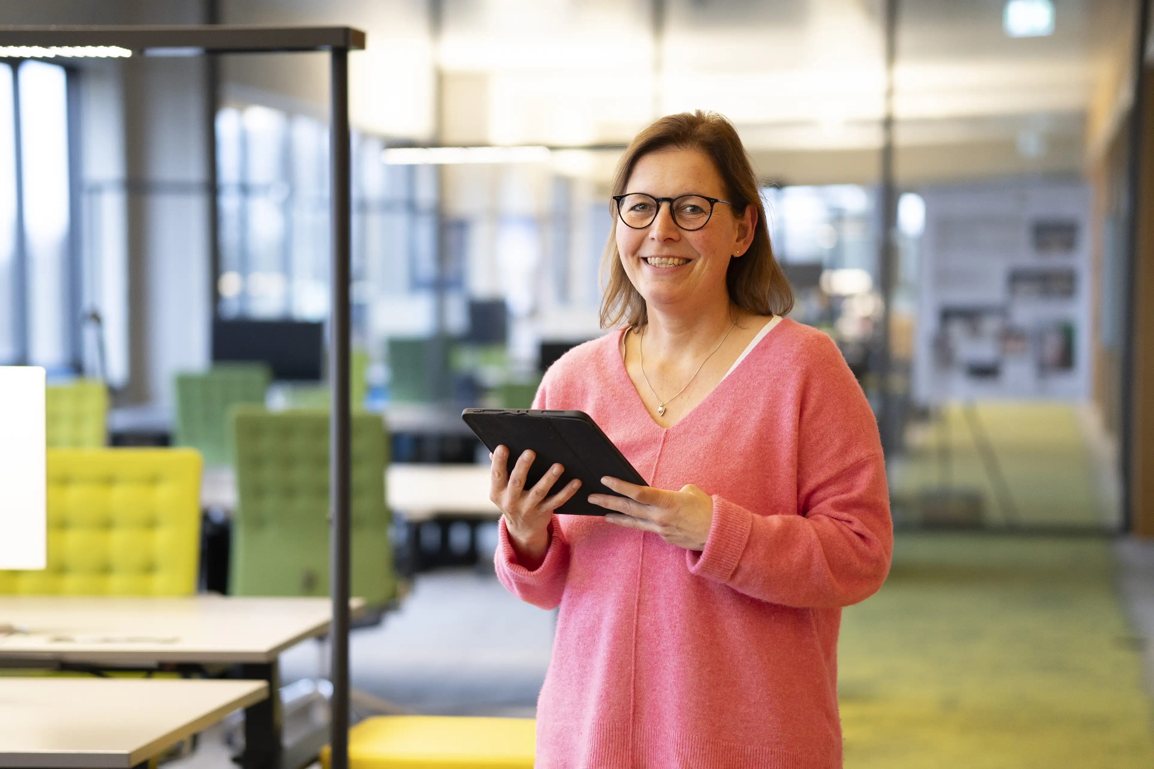 INNODREI Mitarbeiterin mit Tablet