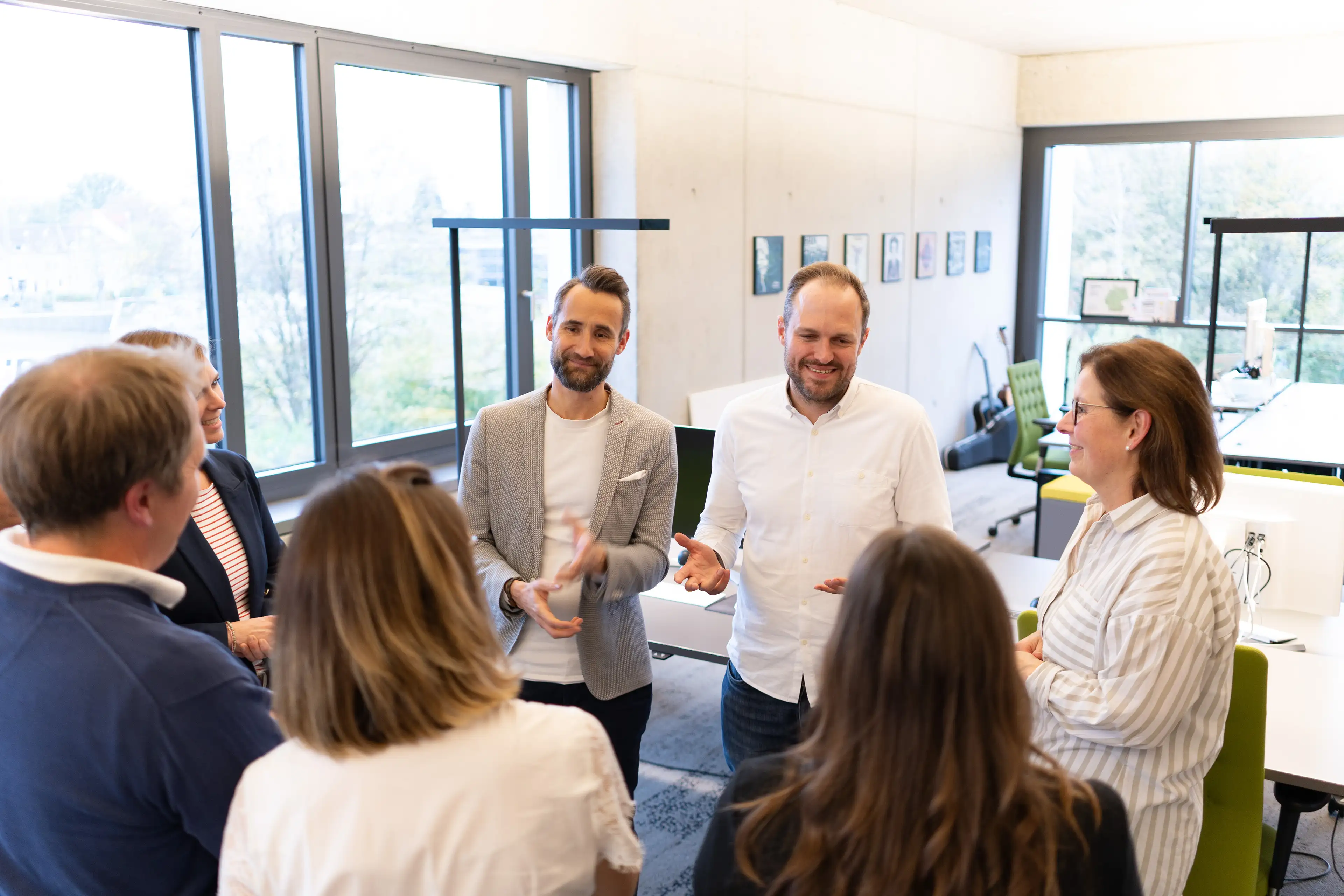 INNODREI Team steht zusammen