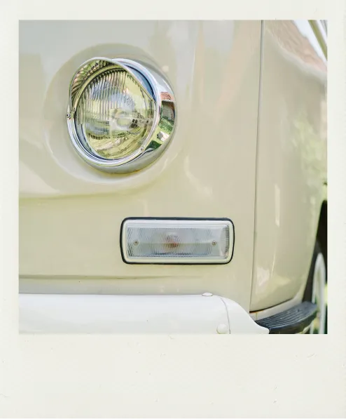 Ein gemachtes Polaroid von dem Fotobulli im Detail vorne links.