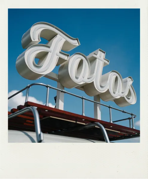 Ein gemachtes Polaroid von der Leuchtschrift oben auf dem Dach des Fotobullis.