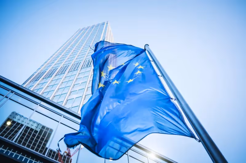 Photo de la Banque centrale Européenne avec un drapeau Européen au premier plan