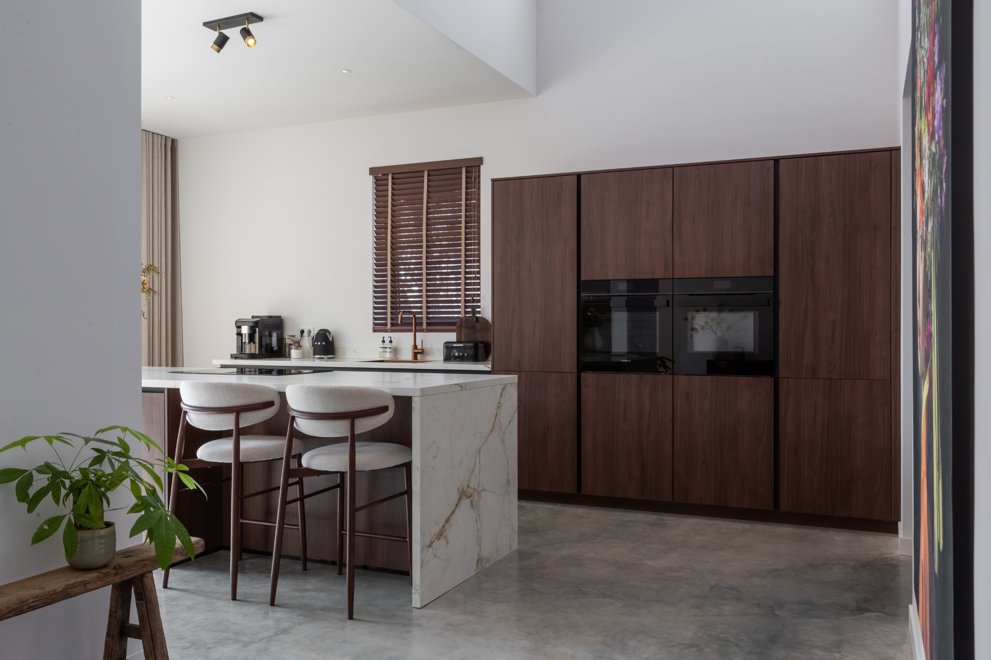 Moderne Japandi keuken van notenhout met keukeneiland en bar