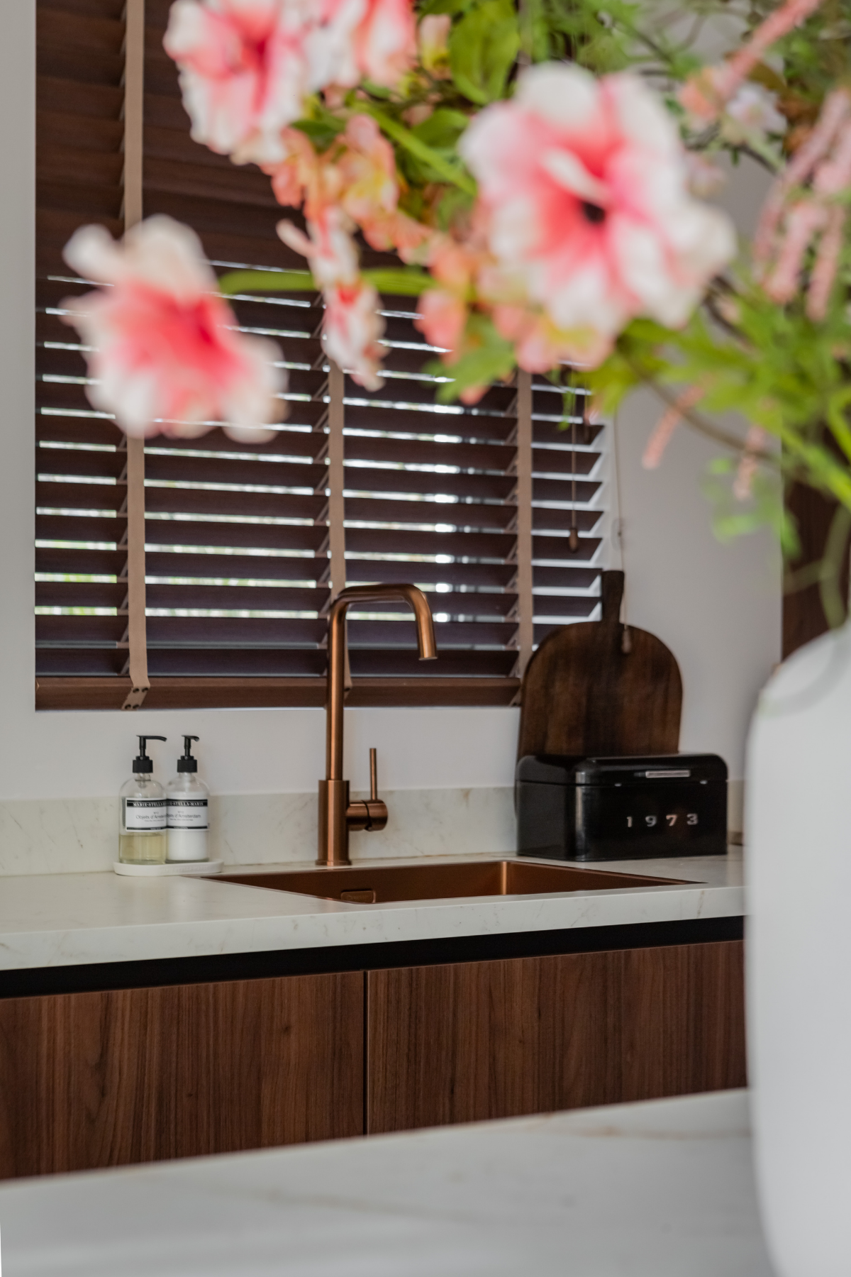 Koperen kraan en spoelbak moderne keuken