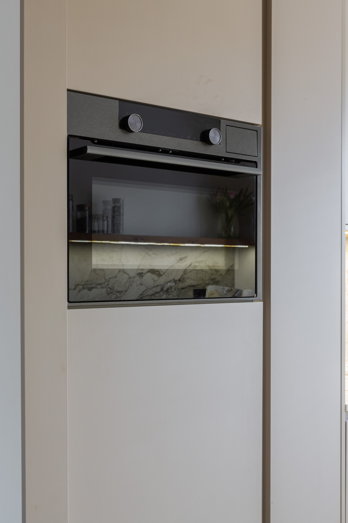Hoge kastenwand zandkleurig met ingebouwde oven