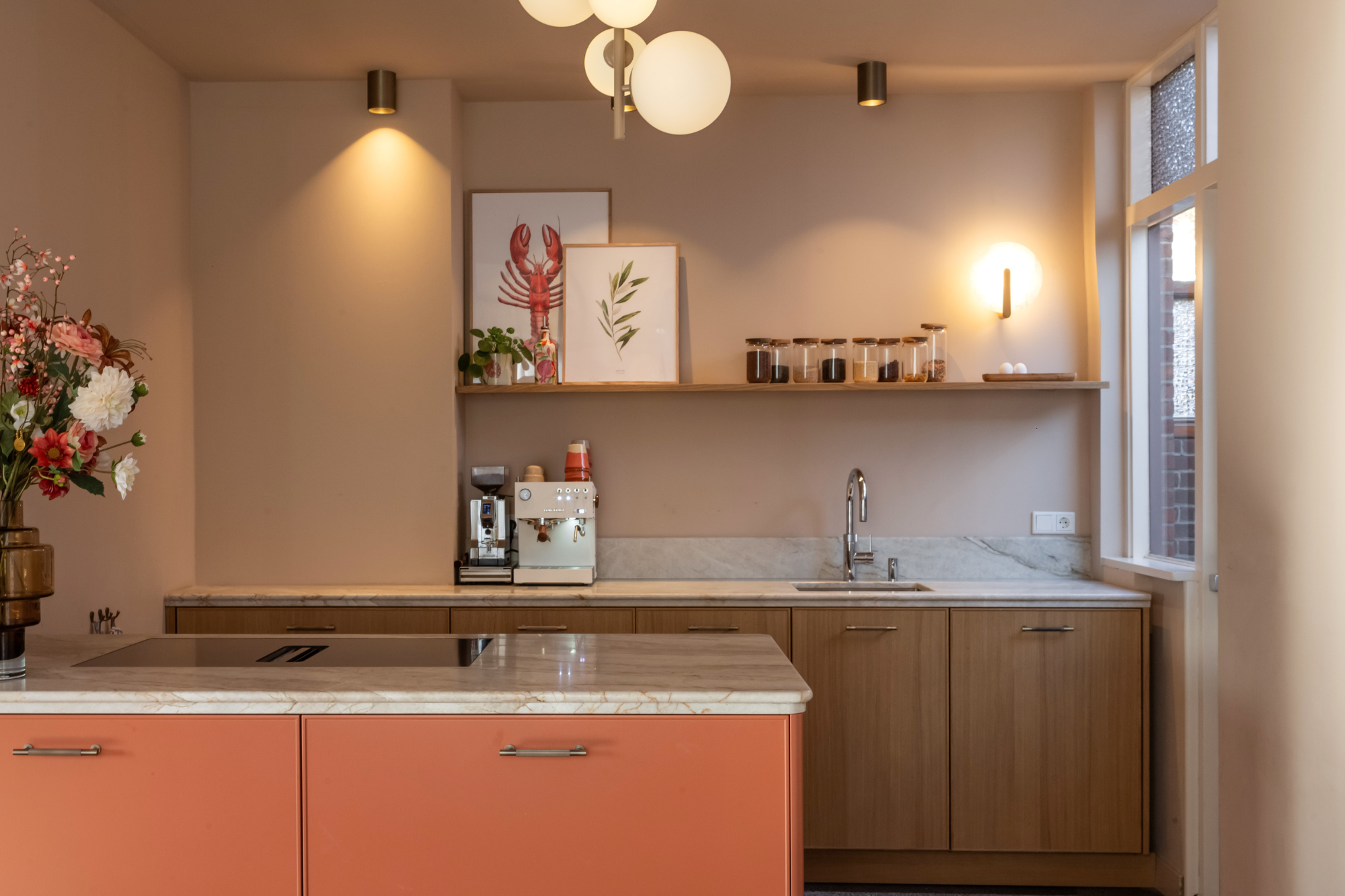 fronten terracotta van het keukeneiland en eikenfineer fronten bij het wandgedeelte
