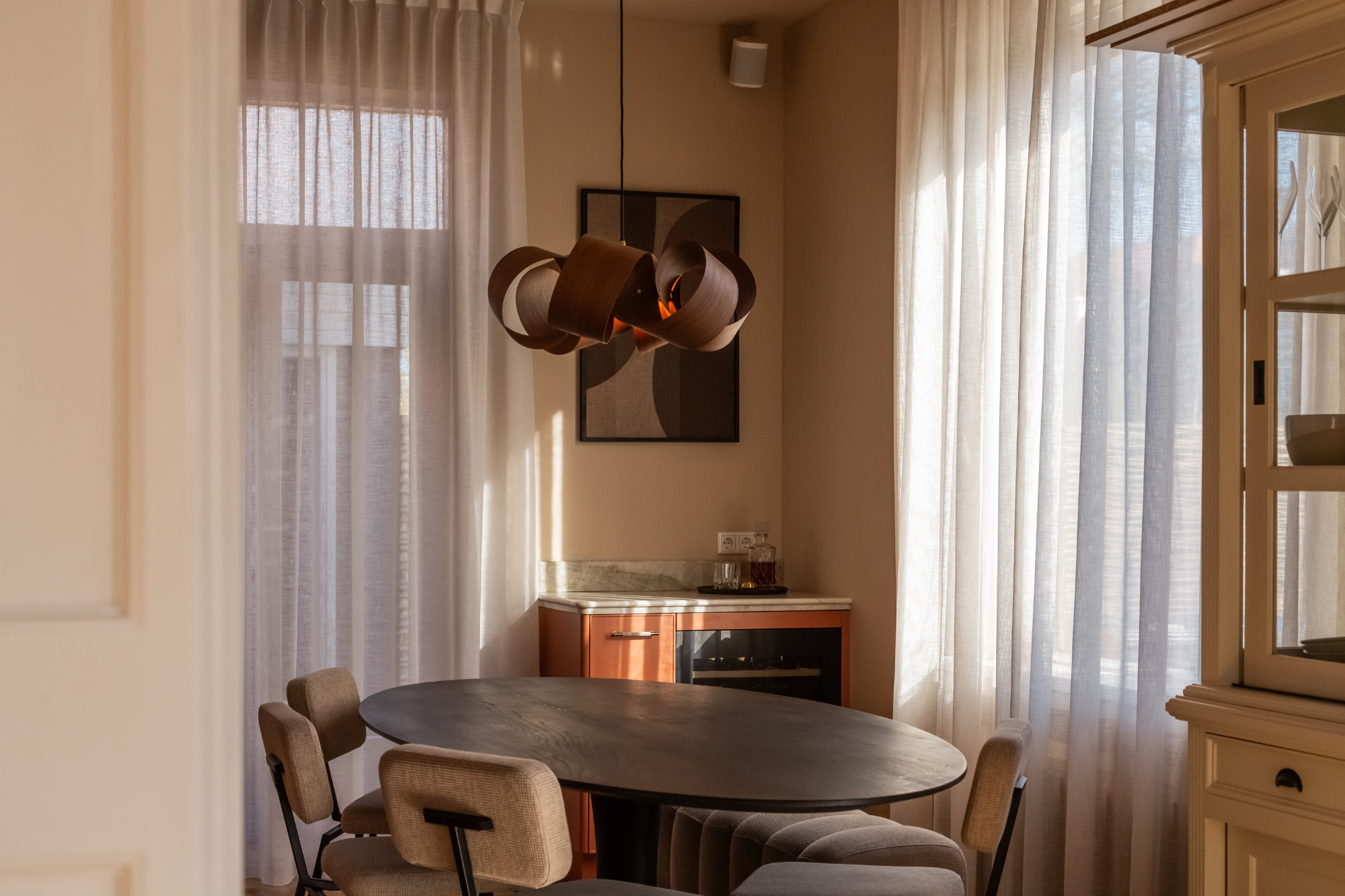 zicht op de wijncorner vanuit de eetkamer