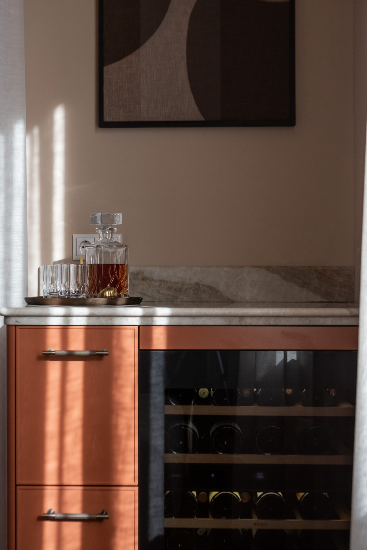 close up wijnkoeler met Taj Mahal werkblad bullnose afwerking