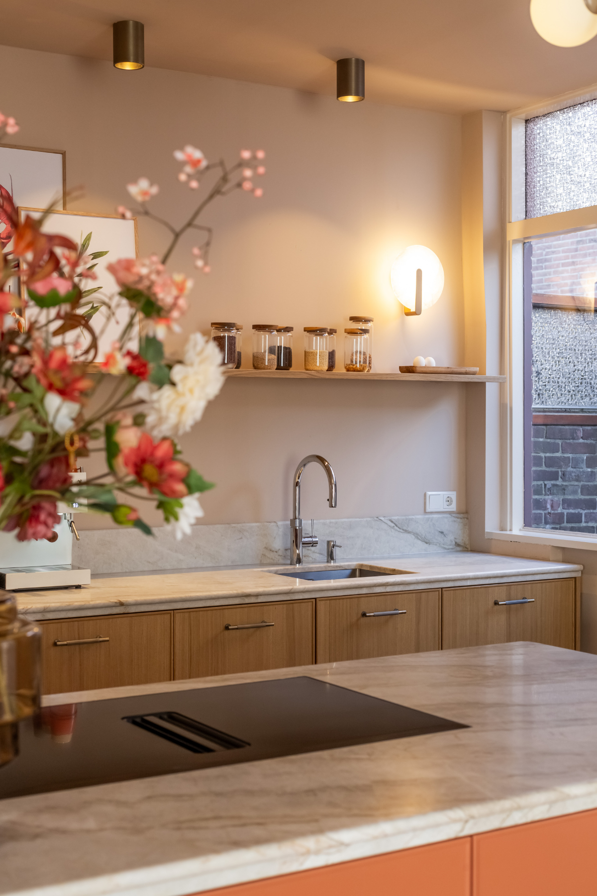 keuken met eiland terracotta en eikenfineer