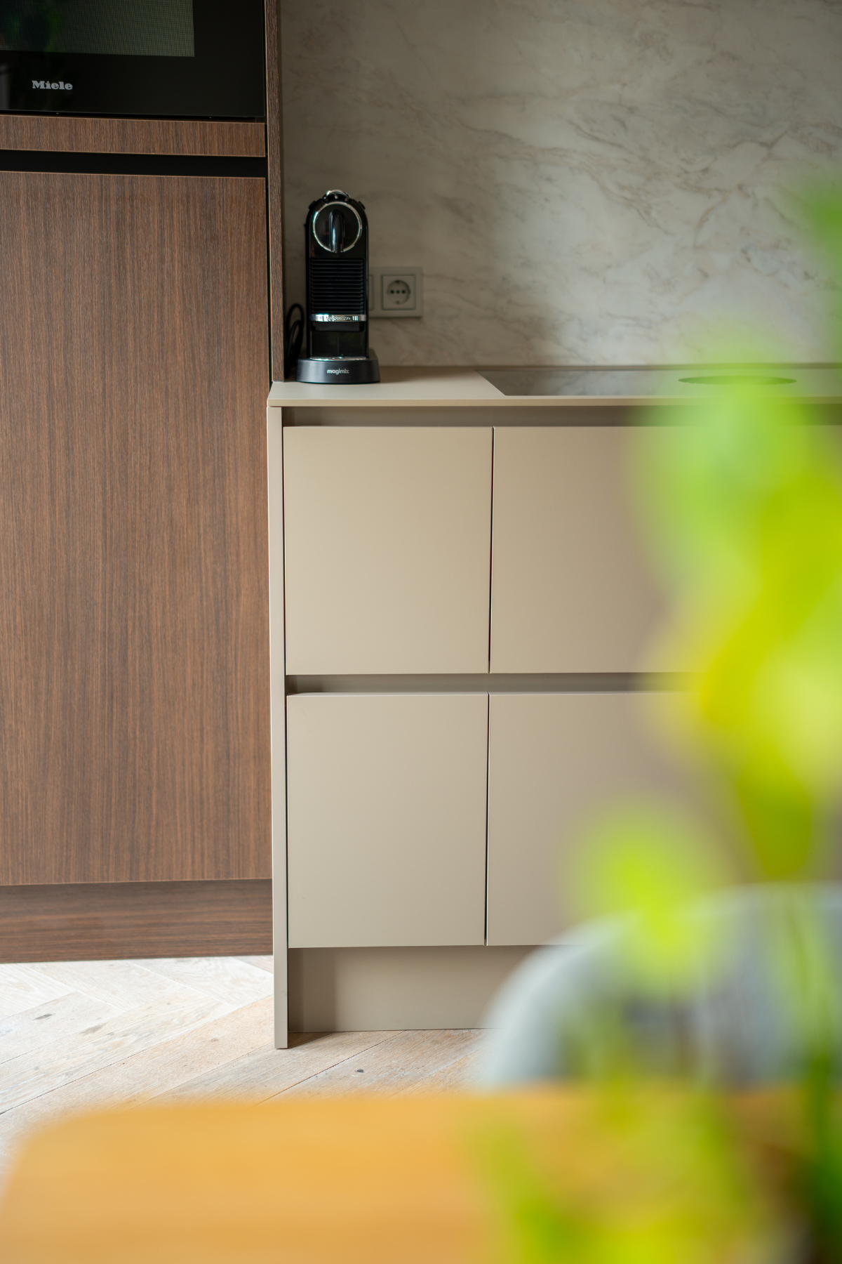 lichte fronten greeploos en modern nieuwe keuken