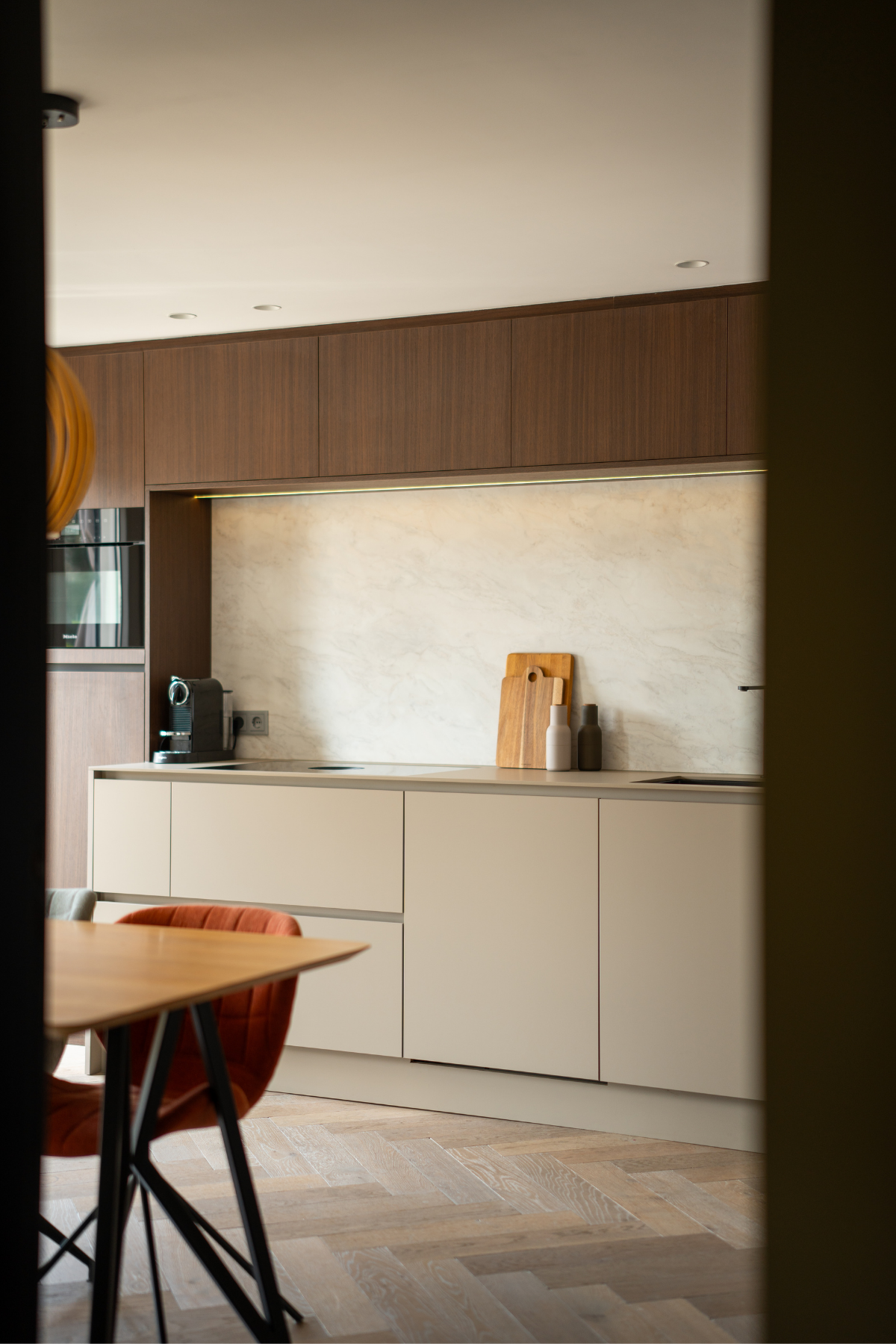moderne keuken greeploos lichte fronten en hout appartement roermond