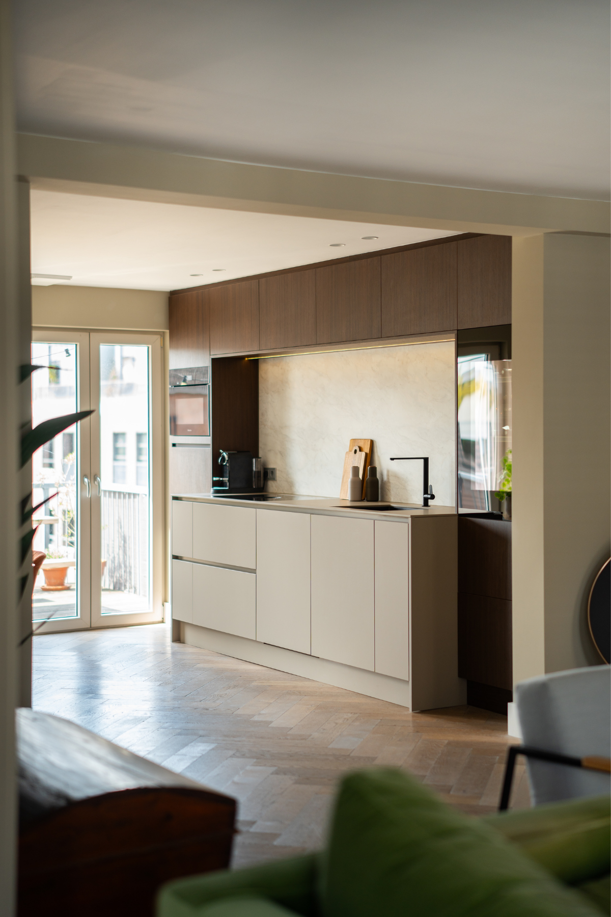 moderne keuken greeploos lichte fronten en hout appartement roermond overzichtsfoto