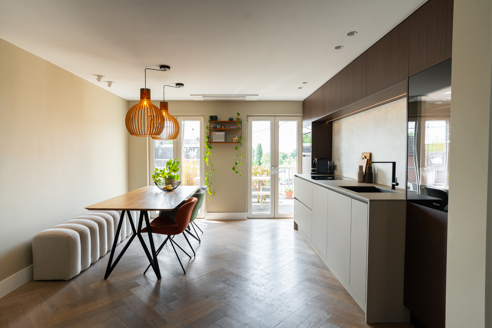 moderne keuken greeploos lichte fronten en hout appartement roermond