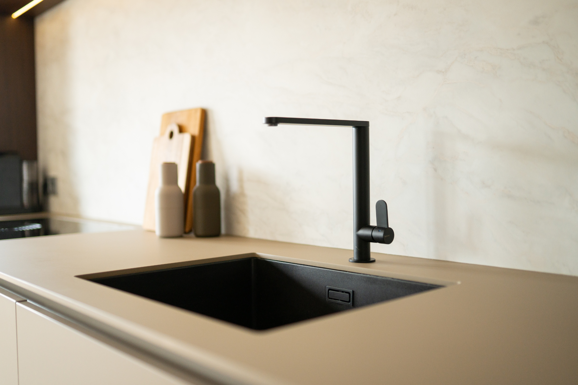 close up zwarte designkraan met zware spoelbak