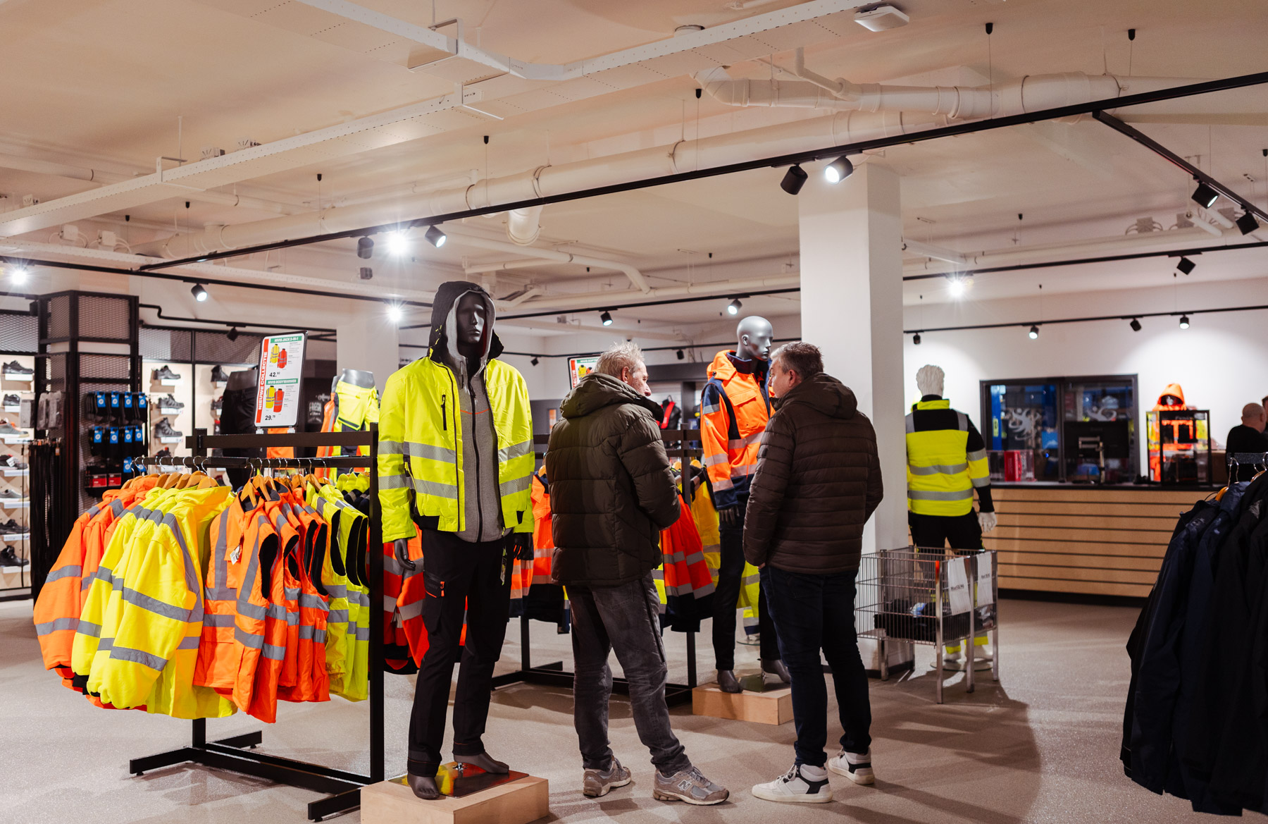 Klanten in de winkel van Vermeer Workwear