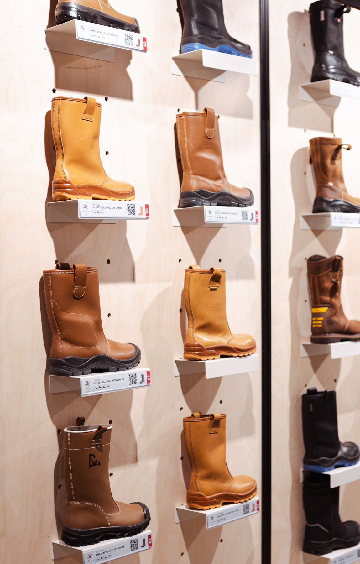 Werklaarzen in de winkel van Vermeer Workwear and Safety