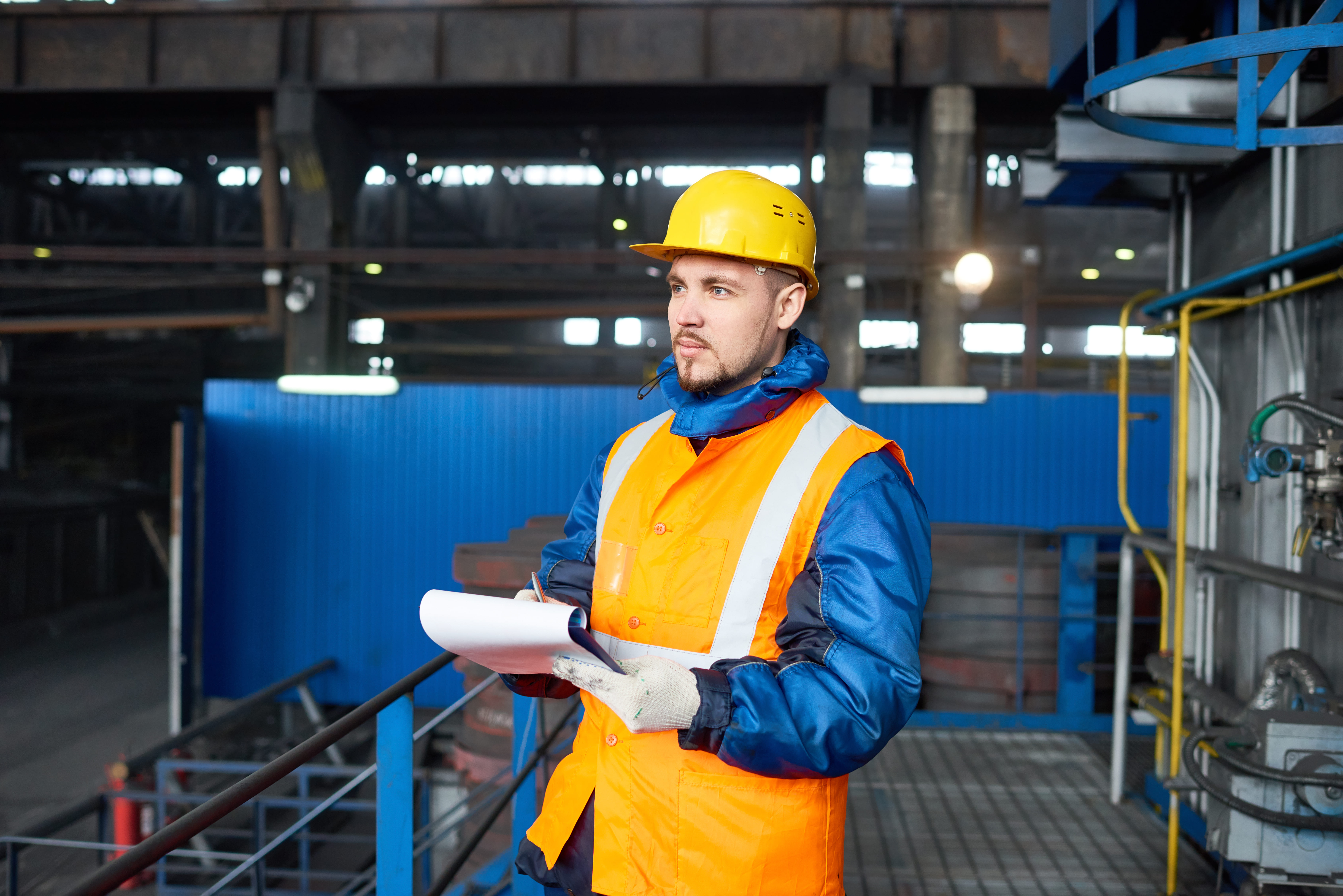 Medewerker op de bouw met thermokleding aan