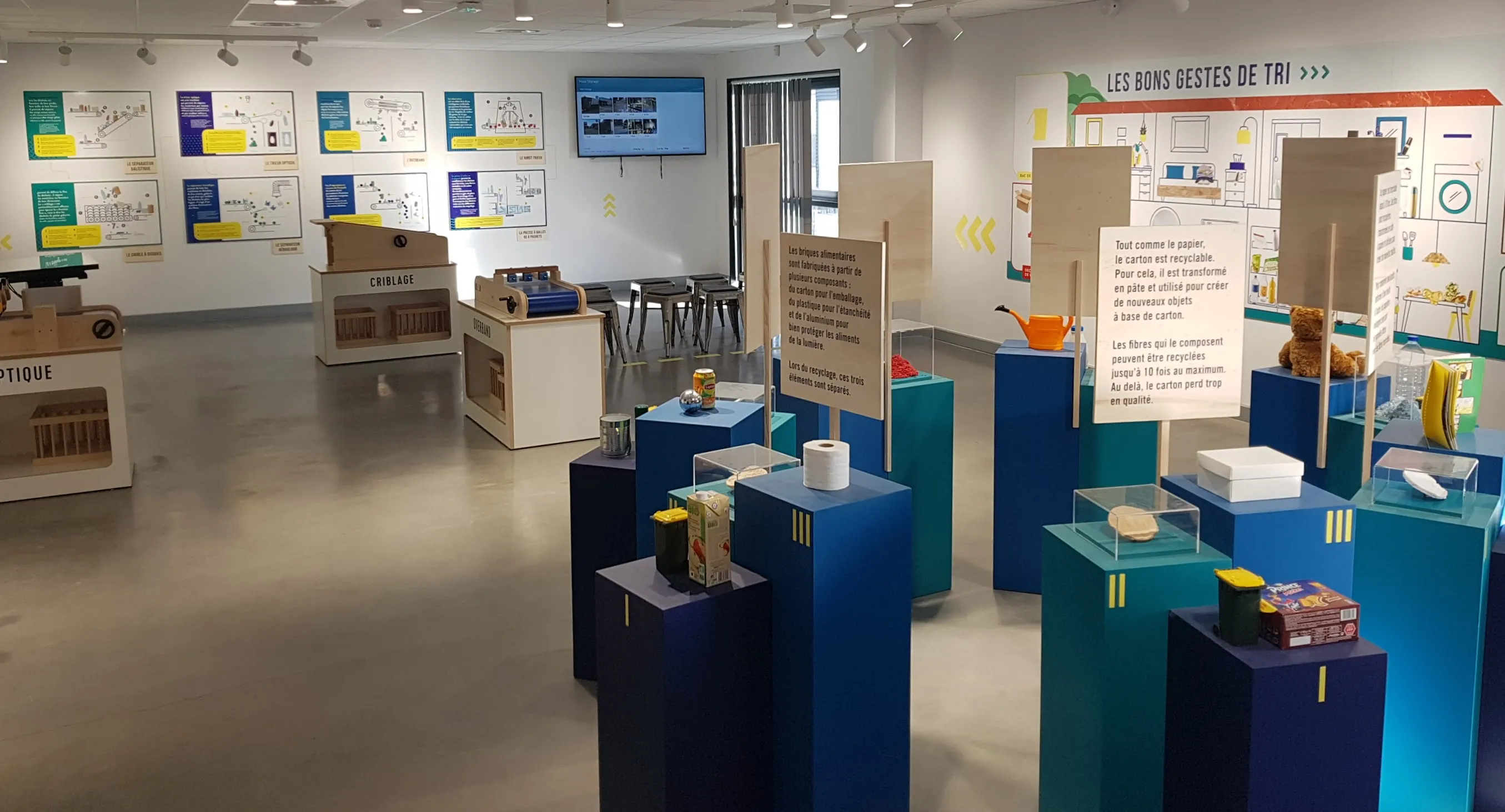 Parcours pédagogique et scénographique au centre de tri des déchets de Paprec Group à Chassieu