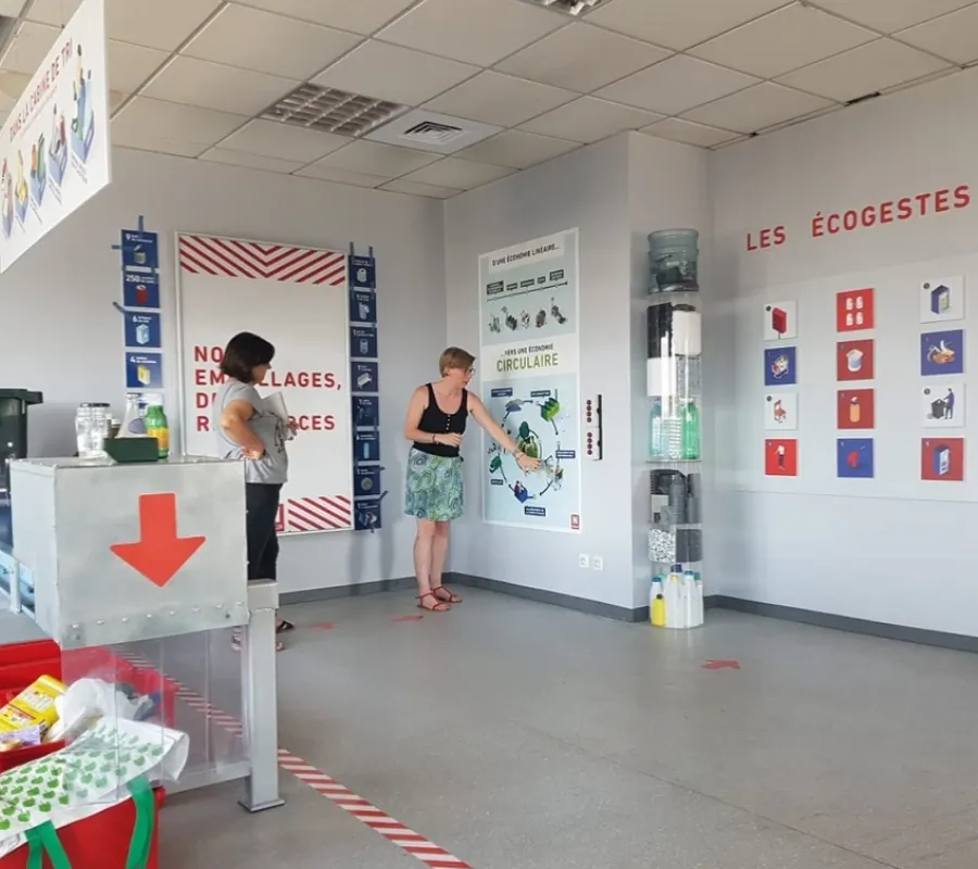 Parcours pédagogique et scénographique sur-mesure du centre de tri des déchets de Nicollin à Saint-Fons