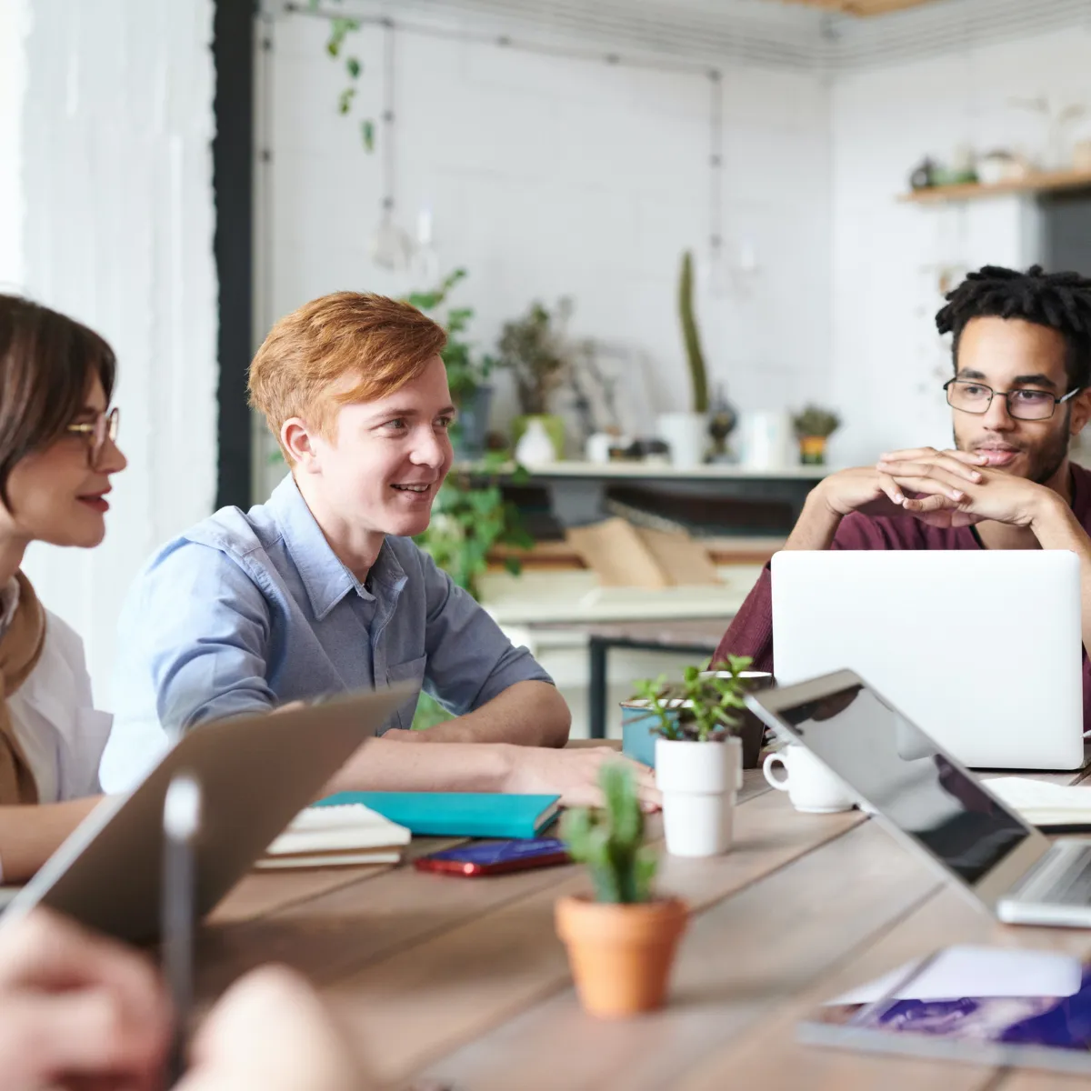 Le débriefing : étape cruciale du jeu de formation pour un apprentissage ancré