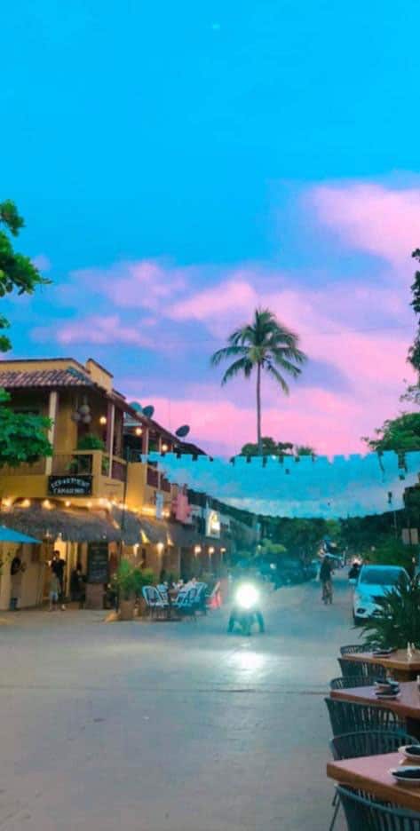 Av. Tercer Mundo at dusk. The sky is pink and blue. 