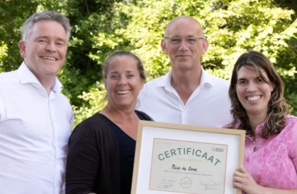 Nico de Bont ontvangt certificaat voor het biobased verduurzamen van meer dan honderd woningen