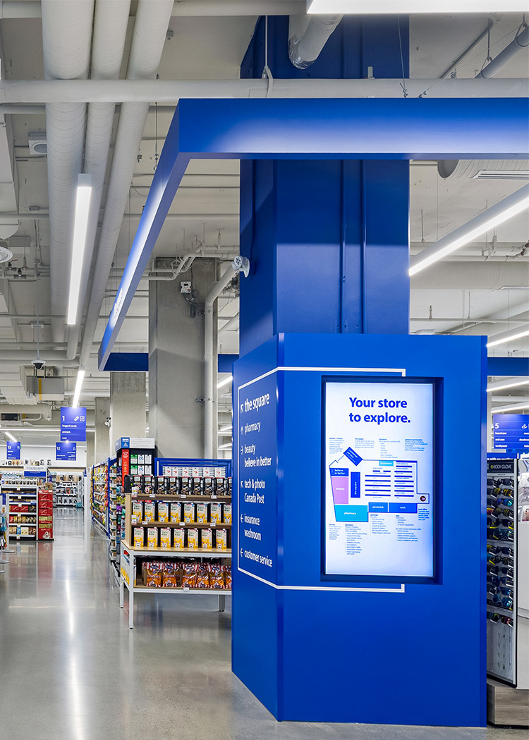 Une expérience de marque signée Chaque section du magasin incarne subtilement les valeurs de London Drugs. Le bleu emblématique ponctue l’espace, tandis que le design épuré, les matériaux chaleureux et claire (comme le bois de bouleau) et les jeux de lumière guident le client avec clarté. La zone Believe in Better — dédiée aux produits durables et réutilisables — affirme l’engagement de la marque envers ses communautés.