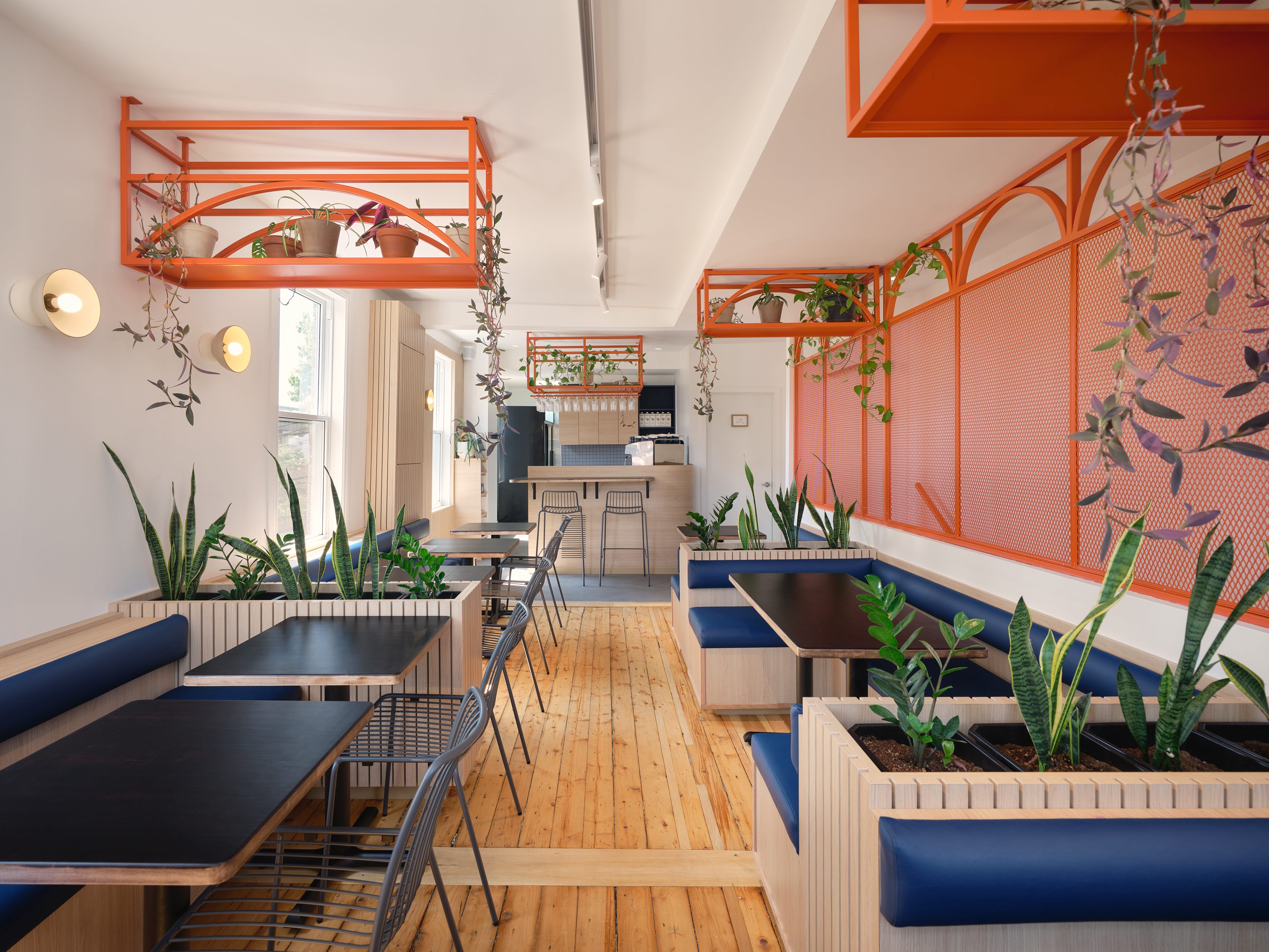Agrandissement du restaurant Le Toasteur à Montréal (Villeray), ce projet de design commercial transforme un appartement en une salle à manger chaleureuse inspirée de l’ambiance estivale. Pensé pour améliorer l’expérience client et optimiser les opérations, l’espace recrée l’esprit de la terrasse à l’année grâce à une conception harmonieuse, fonctionnelle et ancrée dans les habitudes des amateurs de brunch. Ce projet illustre une approche stratégique du design de restaurant, alliant esthétique, efficacité et confort.