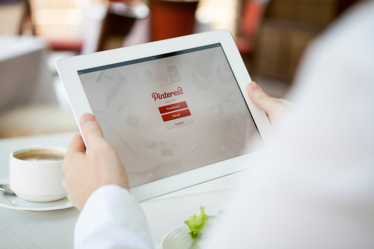 personne regardant une tablette ouverte sur la page de connexion de Pinterest