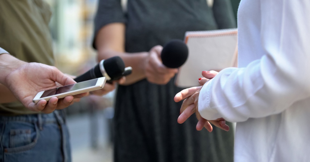 personne tient un microphone