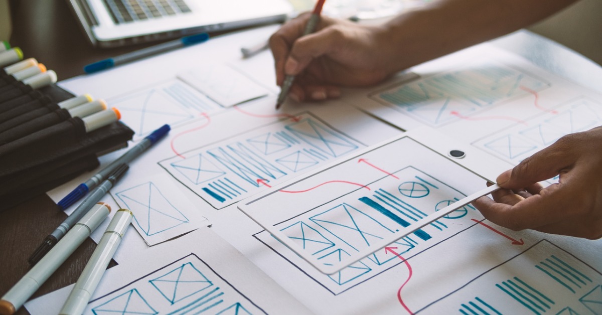 feuille de stratégie remplie par une personne avec un stylo rouge dans la mainn