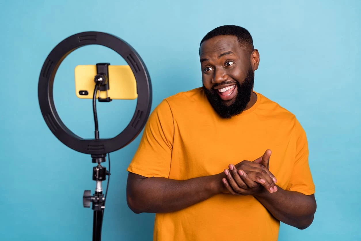 Influencer comici italiani 2025: dai social al palco