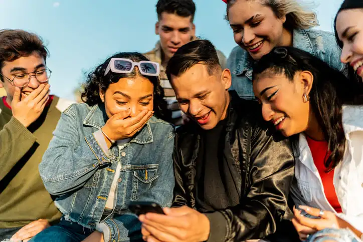 Influencer Gossip: come Instagram, TikTok e YouTube raccontano la vita degli altri