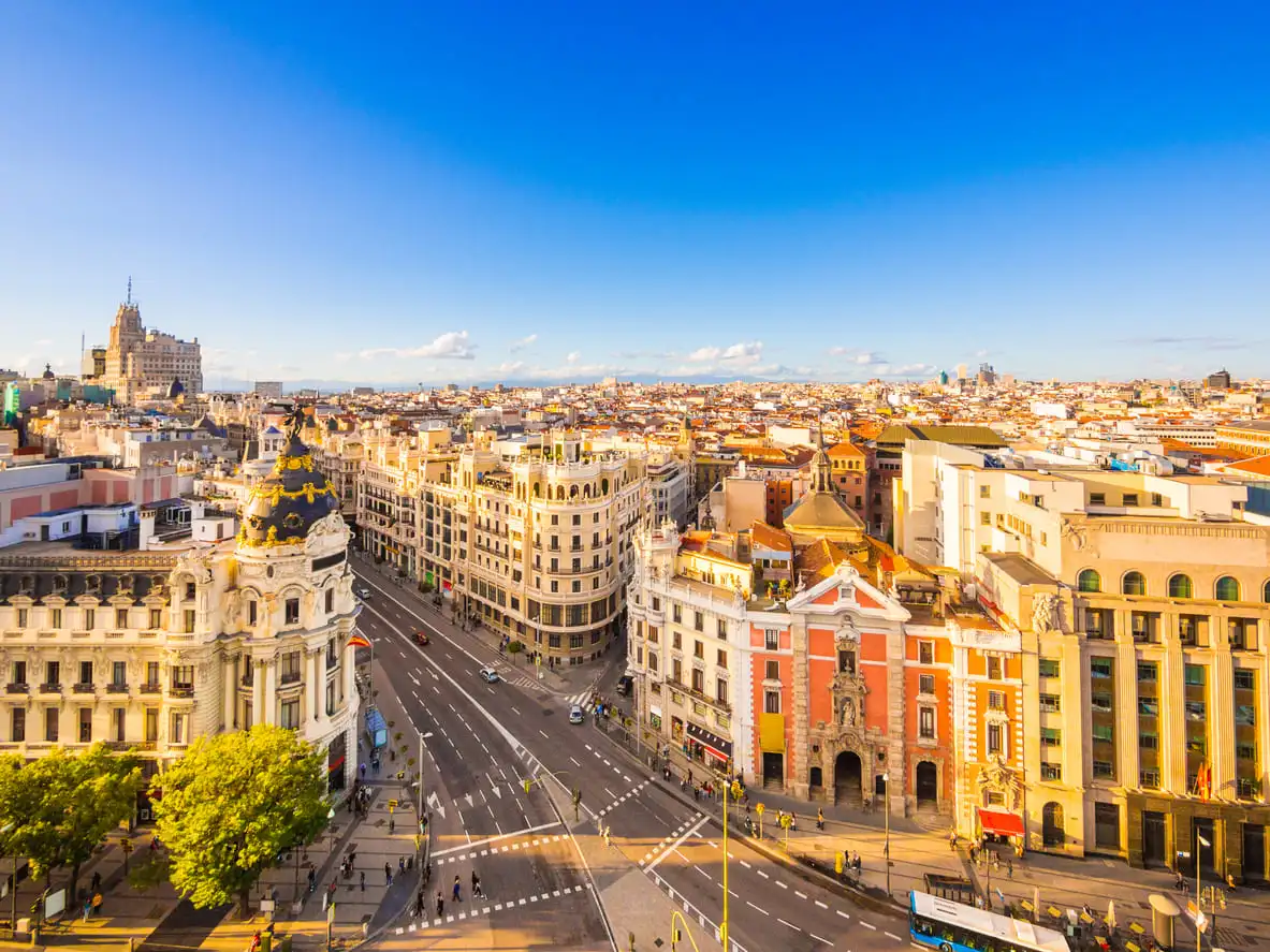 Calle Alcalá en Madrid, España