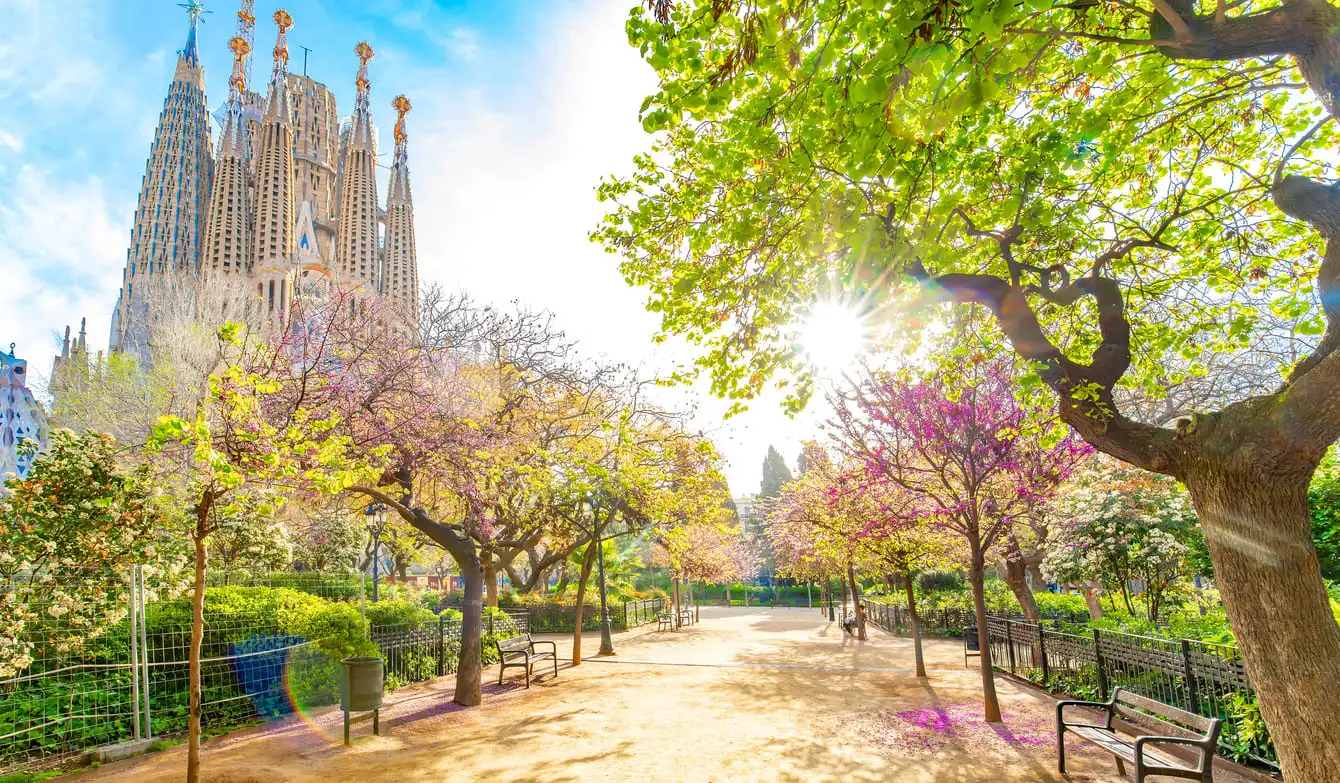 Parque de primavera florido en el centro de Barcelona, España