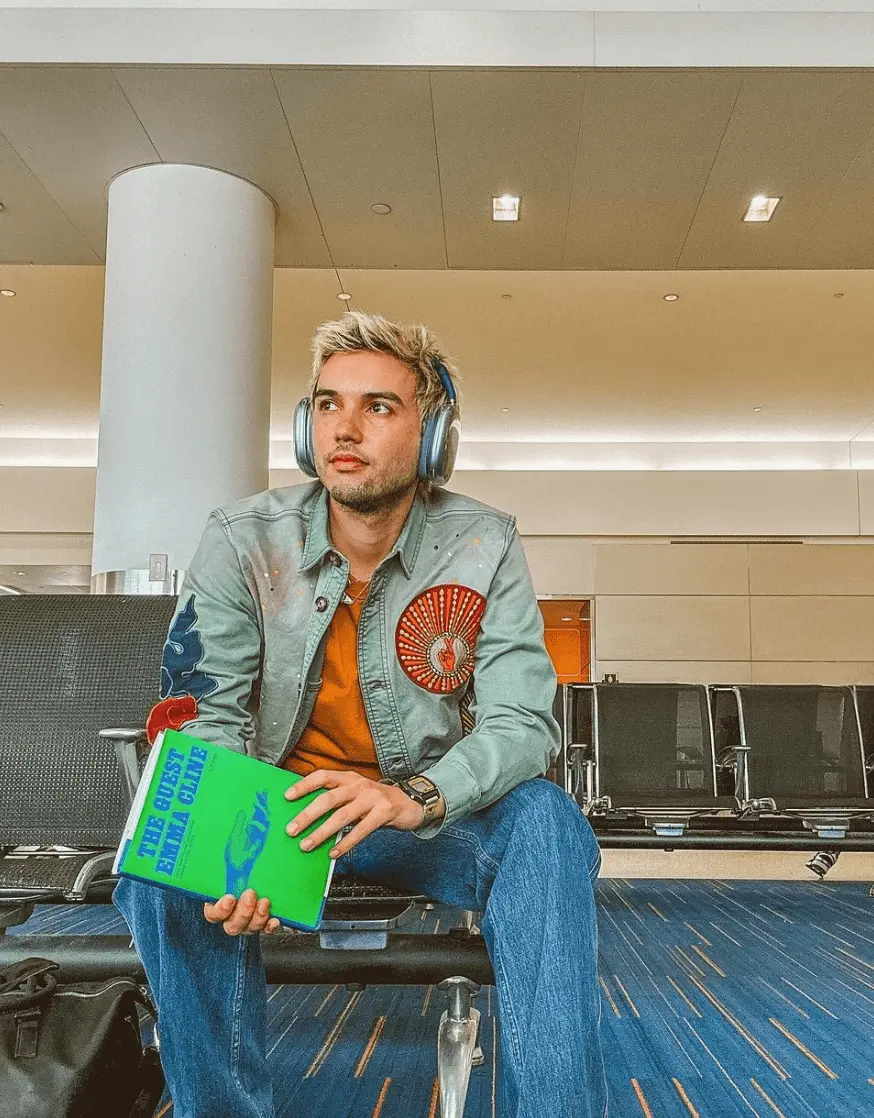 Kevin T Norman sentado con un libro en la mano